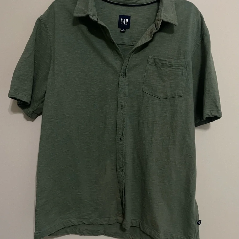 GAP Men's Olive Green Short‎ Sleeve  Size X Large ~ casual weekend shirt